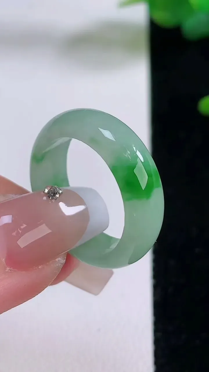 天然A货翡翠指环戒指，尺寸18.6-6.3-3，重量:4.25g2025年12月5日
工厂直销收藏佳