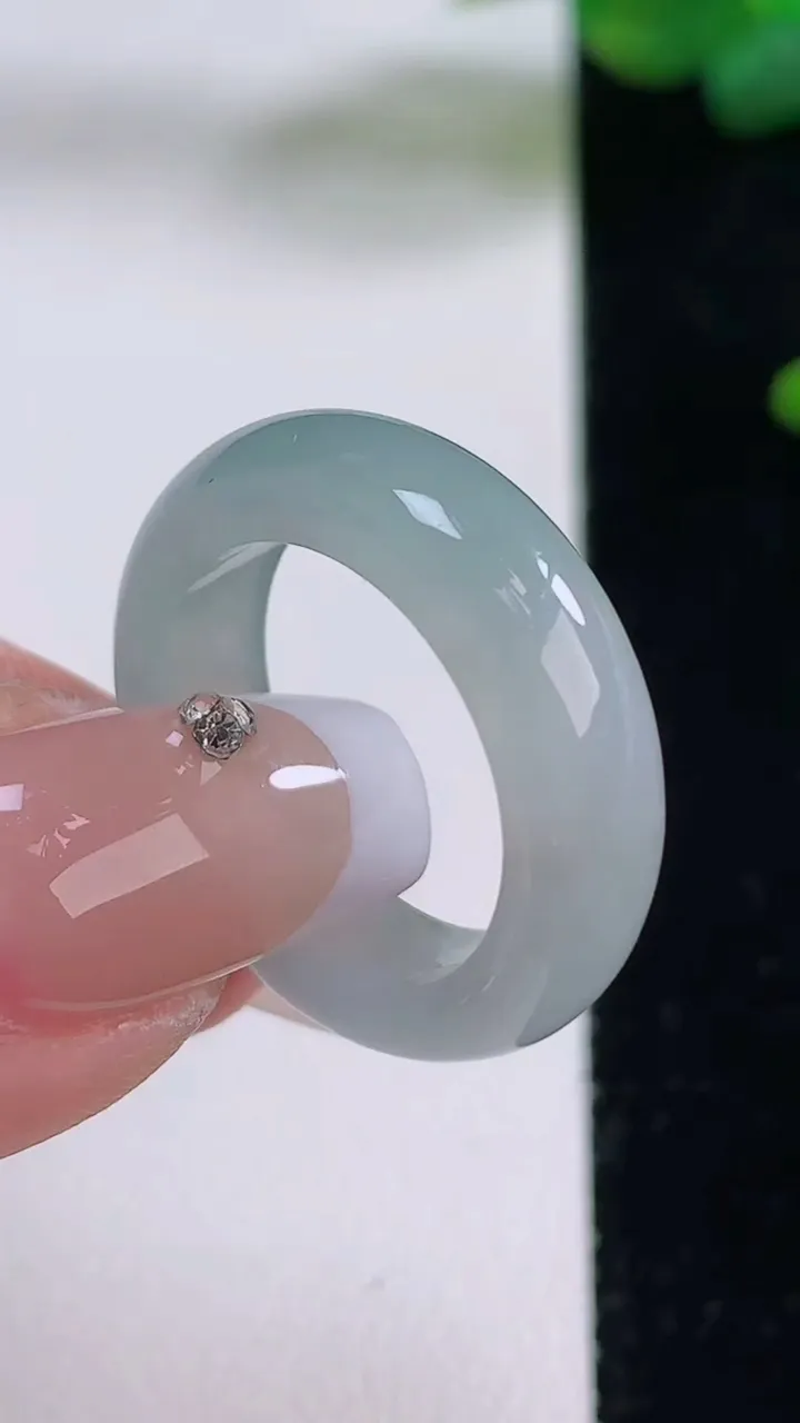 天然A货翡翠指环戒指，尺寸17.7-5.7-3.2，重量:4.62g2025年12月5日
工厂直销收