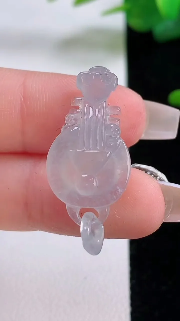 天然A货翡翠琵琶吊坠，尺寸27.8-14.2-5.6，重量:3.64g
12月5日