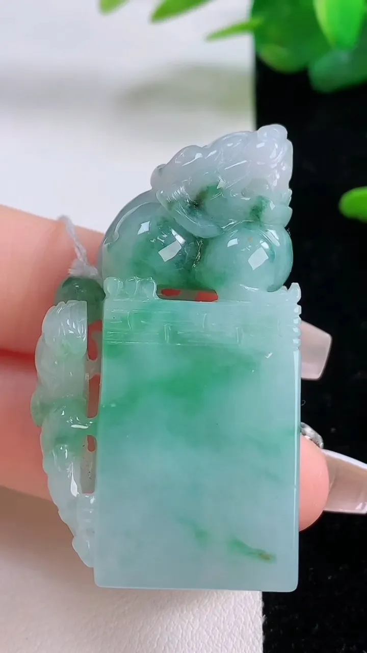 天然A货翡翠貔貅印章，尺寸49-27.7-13，重量:39.17g
12月5日