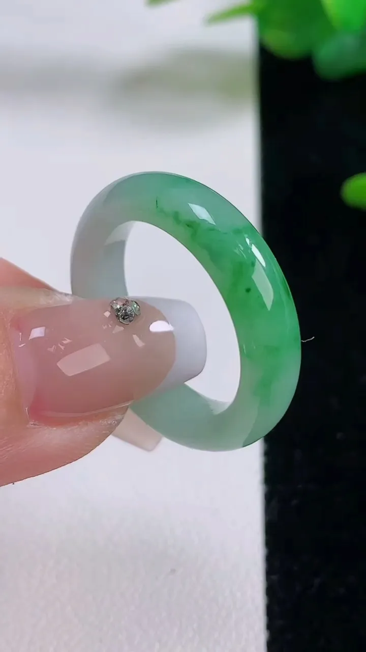 天然A货翡翠指环戒指，尺寸19.2-5.6-3.6，重量:4.95g2025年12月5日
工厂直销收