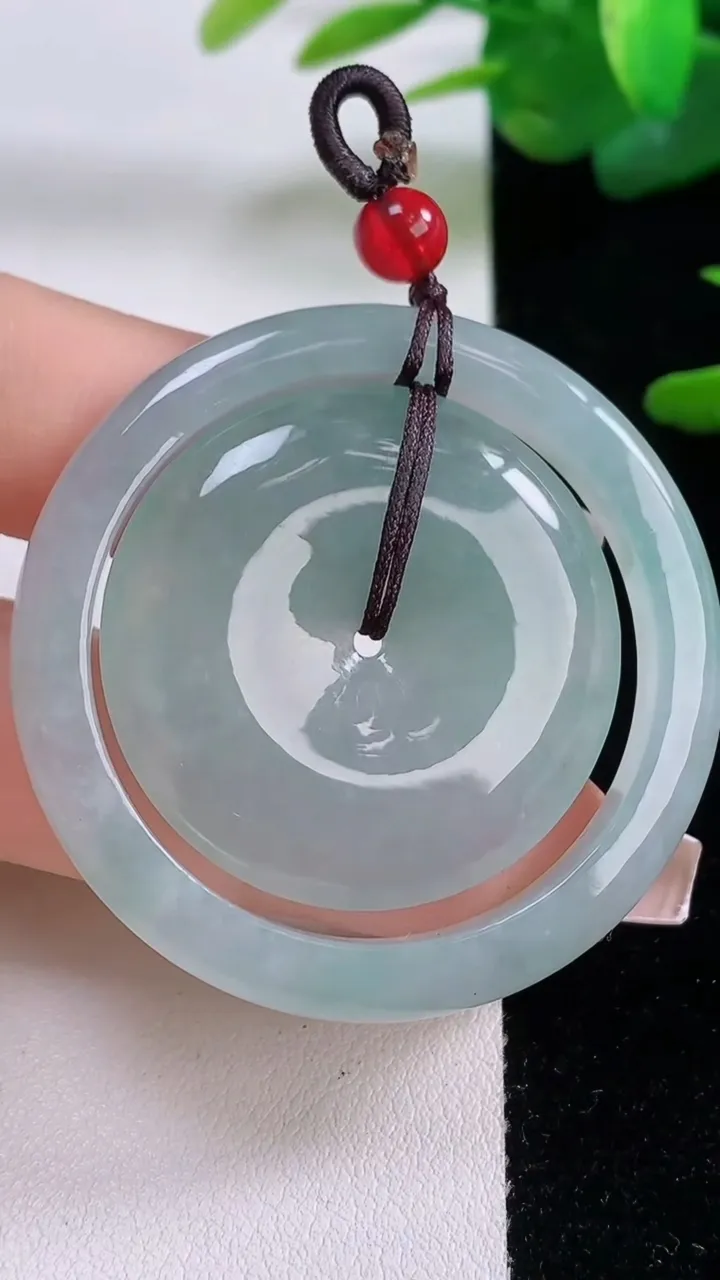 天然A货翡翠母子平安扣吊坠，尺寸44.5-5.7，重量:22.43g
12月5日