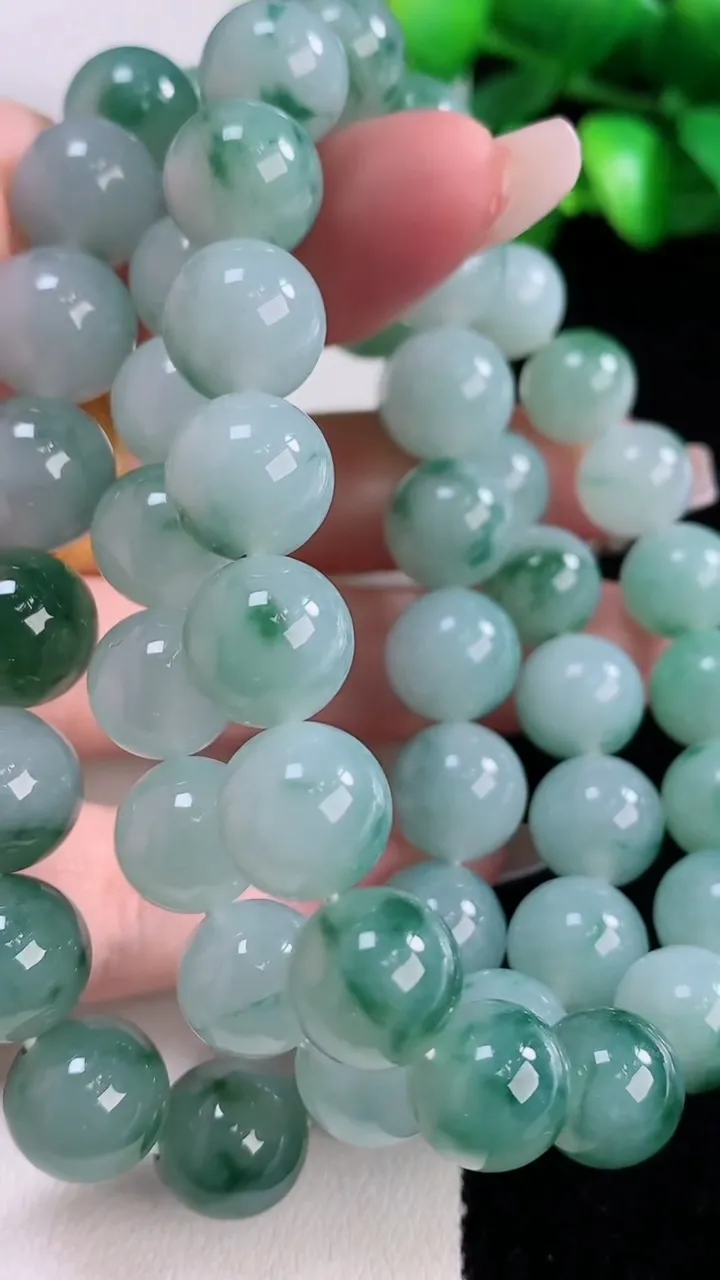 天然A货翡翠冰种飘花圆珠项链53颗，尺寸10.4，重量:124.95g
12月5日