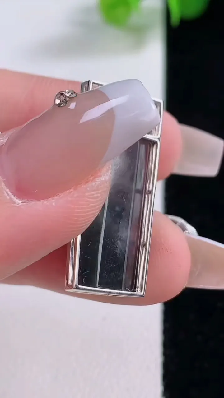 天然A货翡翠种乌鸡种随形吊坠，尺寸27.2-11.4-7.7，重量:4.88g
12月5日