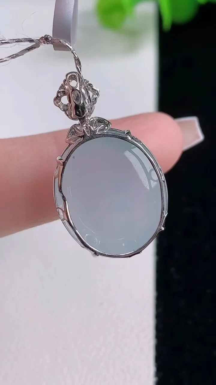 天然A货翡翠种白冰蛋面吊坠，尺寸26.2-17.8-15.5-9，重量:4.82g
12月5日