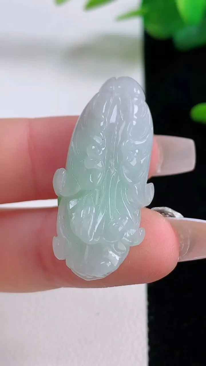 天然A货翡翠白菜吊坠，尺寸34.6-16.2-12.5，重量:9.94g
12月5日