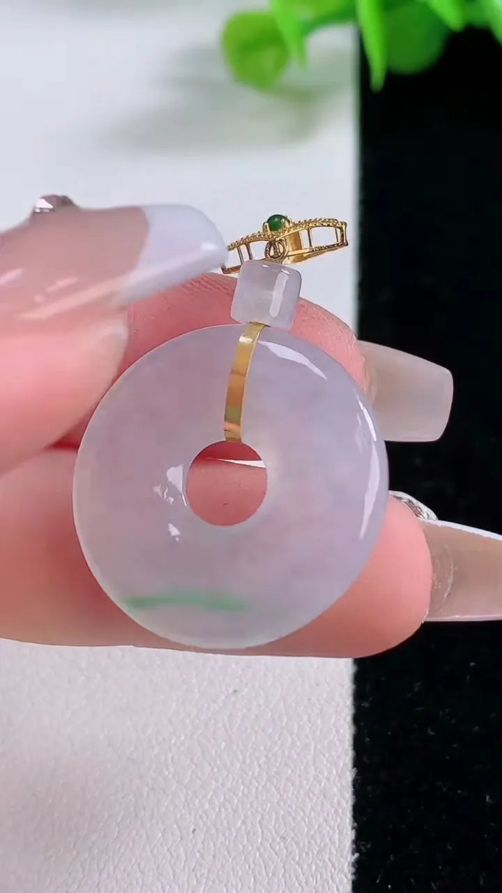 天然A货翡翠平安环吊坠，尺寸23-4，重量:4.80g
12月5日