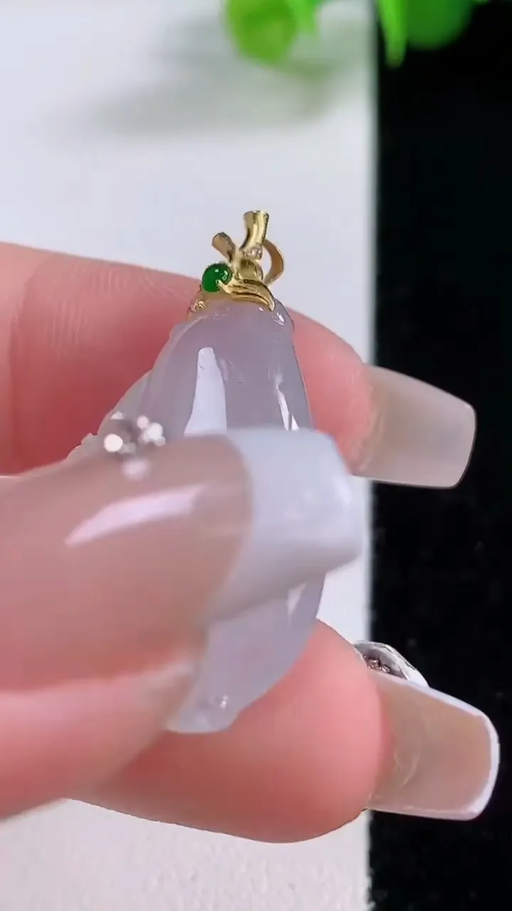 天然A货翡翠种白冰福瓜吊坠，尺寸26.2-19-8.9，重量:6.75g
12月5日