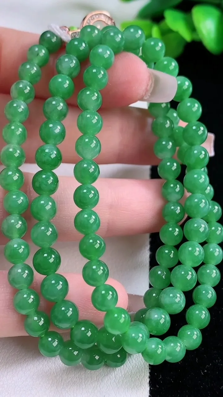天然A货翡翠圆珠项链95颗，尺寸5.8，重量:28.60g
12月5日