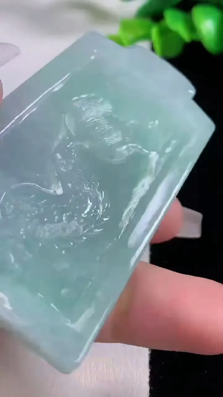 天然A货翡翠龙牌吊坠，尺寸72-40.4-9，重量:68.50g
12月5日