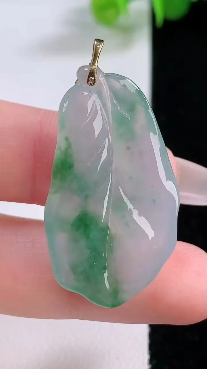 天然A货翡翠种飘花金枝玉叶 叶子吊坠，尺寸34-19.8-4.6，重量:6.49g
12月5日