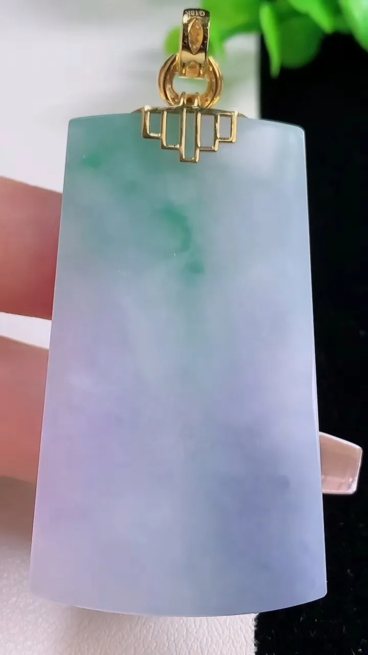 天然A货翡翠无事牌吊坠，尺寸56.3-31-5.7，重量:33.36g
12月5日