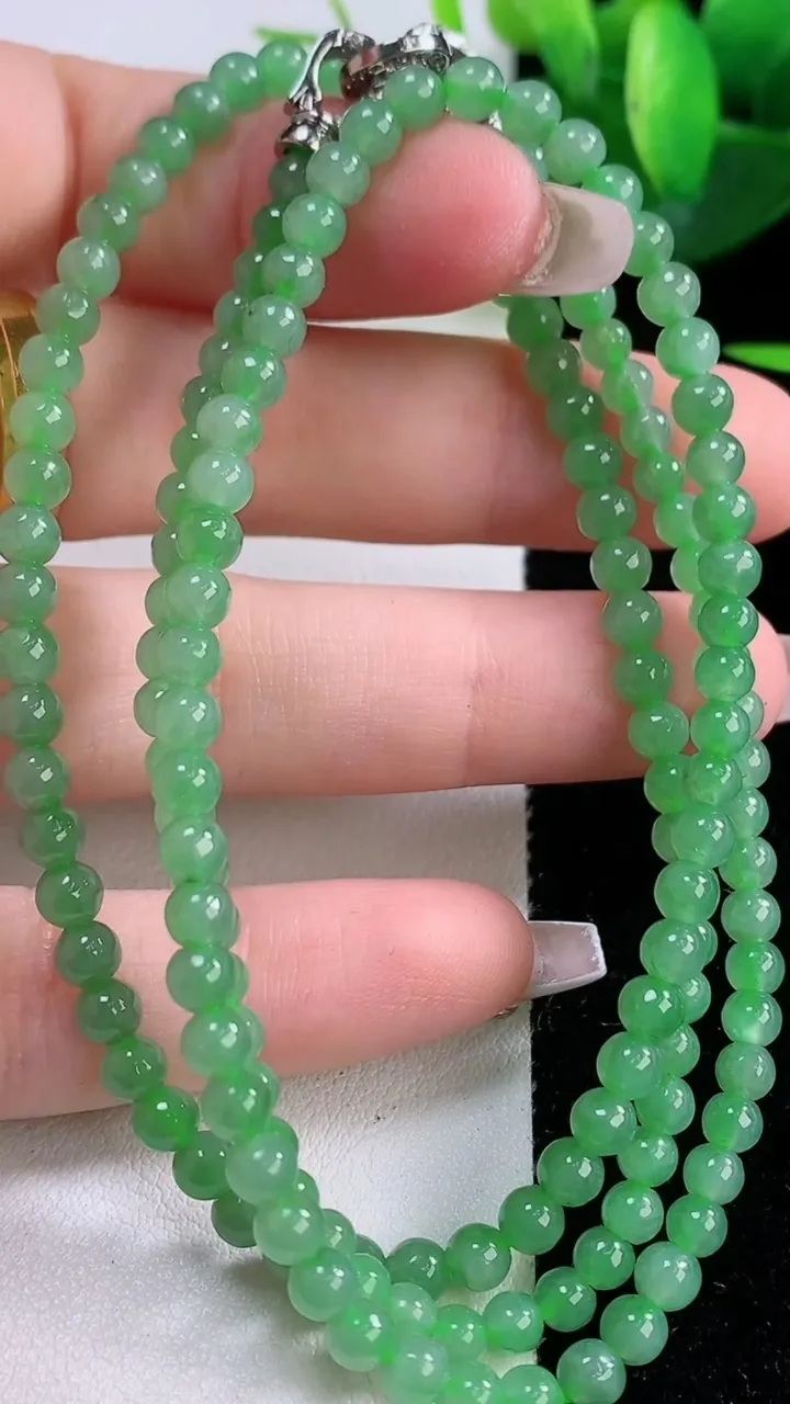 天然A货翡翠小米珠项链，尺寸3.7-155颗，重量:18.73g12月5日
工厂直销收藏佳品,种好水足，色泽均匀，有种有色，上手高大气！