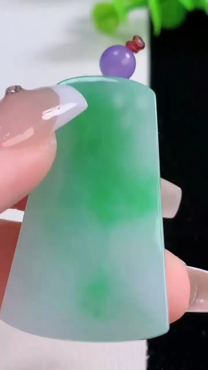 天然A货翡翠无事牌吊坠，尺寸43.6-24.3-5，重量:15.33g
12月5日