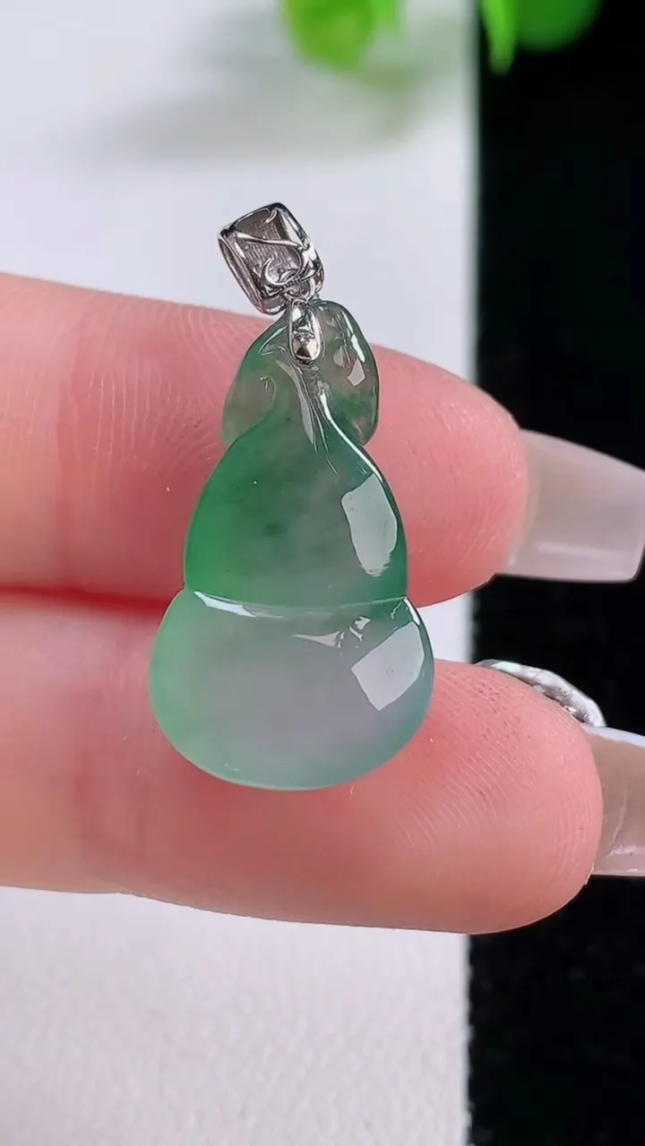 天然A货翡翠花葫芦吊坠，尺寸22.5-12.7-6.8，重量:3.20g
12月5日
