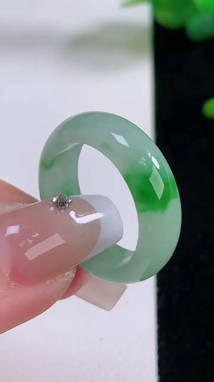 天然A货翡翠指环戒指，尺寸18.6-6.3-3，重量:4.25g2025年12月5日
工厂直销收藏佳品,种好水足，色泽均匀，有种有色，上手高大气！