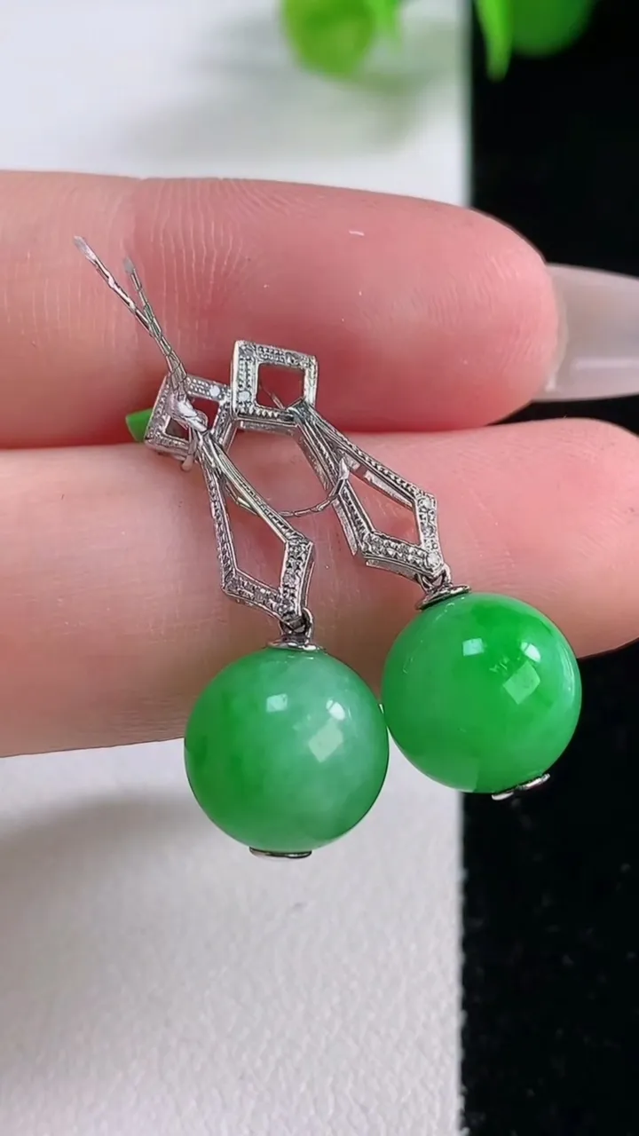 天然A货翡翠圆珠耳钉，尺寸10.2，重量:4.81g12月5日
工厂直销收藏佳品,种好水足，色泽均匀，有种有色，上手高大气！