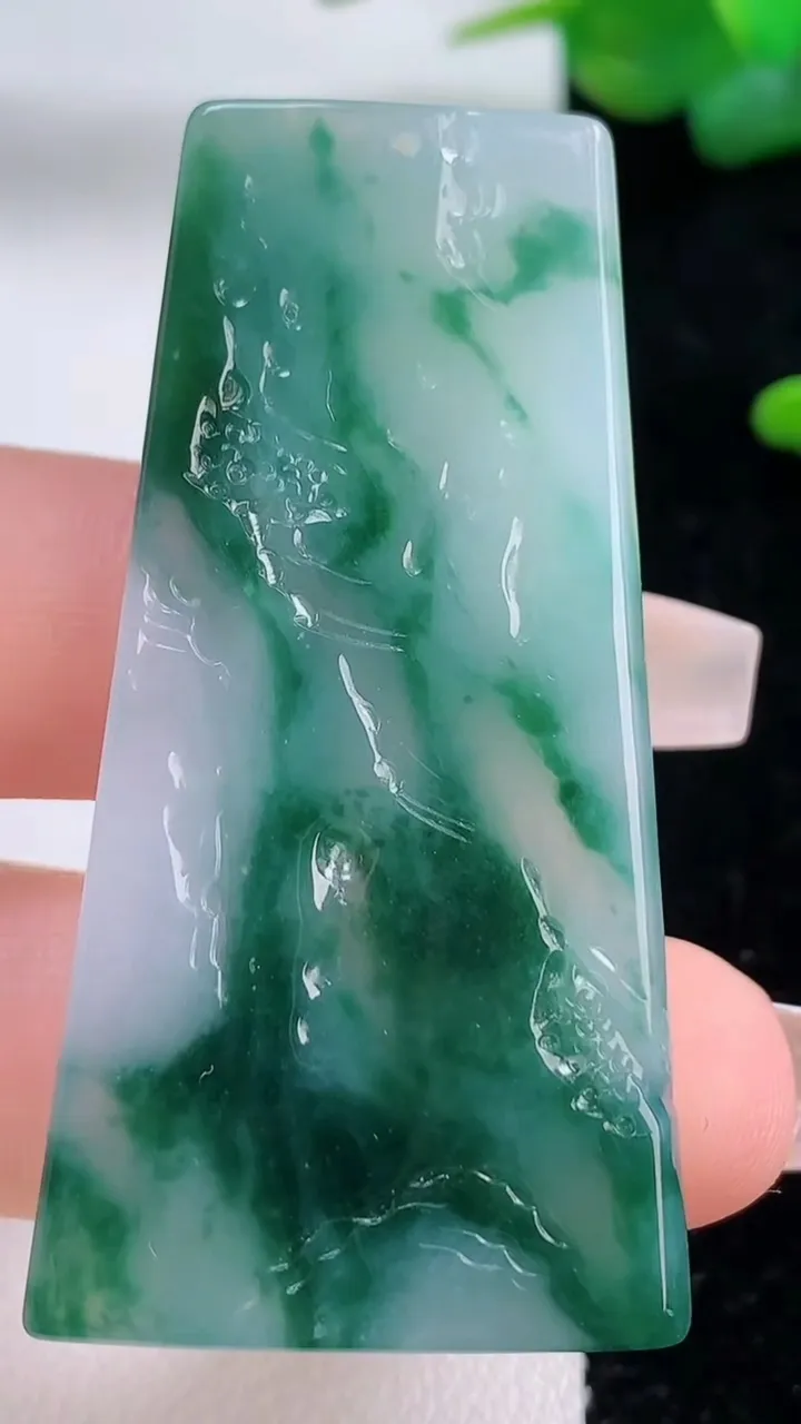 天然A货翡翠种飘花佛公吊坠，尺寸21.4-22.3-5.8，重量:4.43g
12月5日