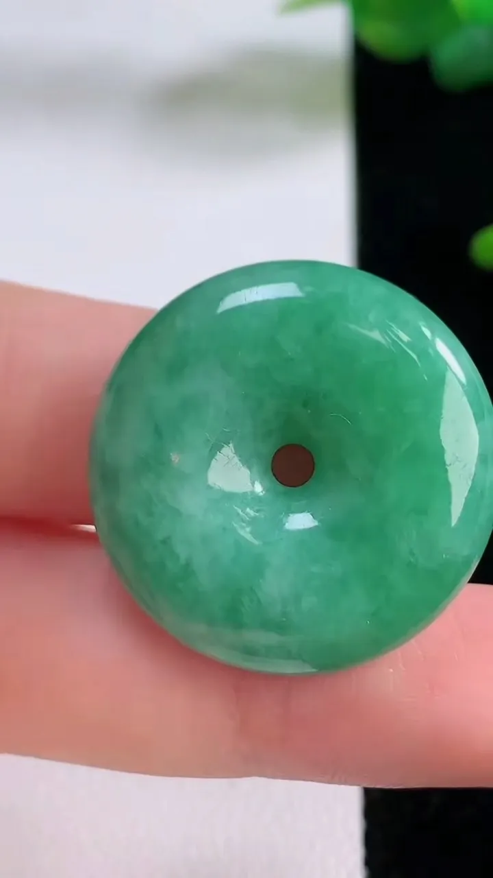 天然A货翡翠平安扣吊坠，尺寸26.6-6.5，重量:10.19g
12月5日