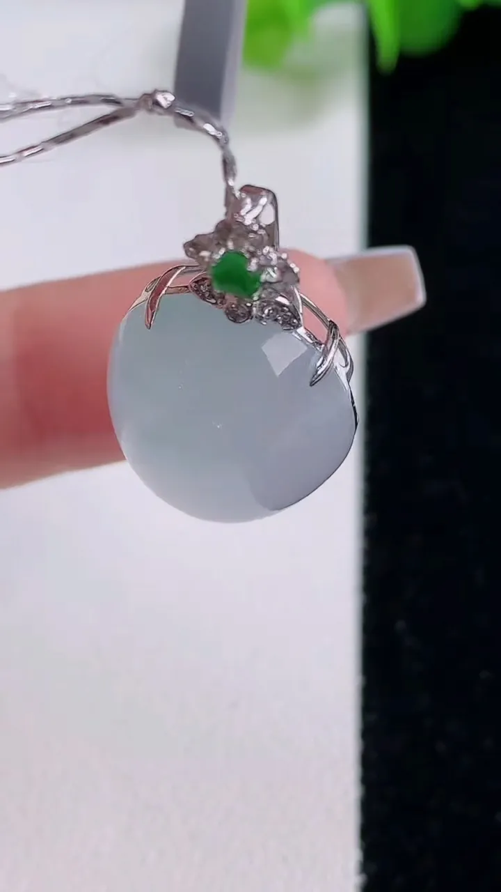 天然A货翡翠种白冰蛋面吊坠，尺寸26.2-17.8-15.5-9，重量:4.82g
12月5日