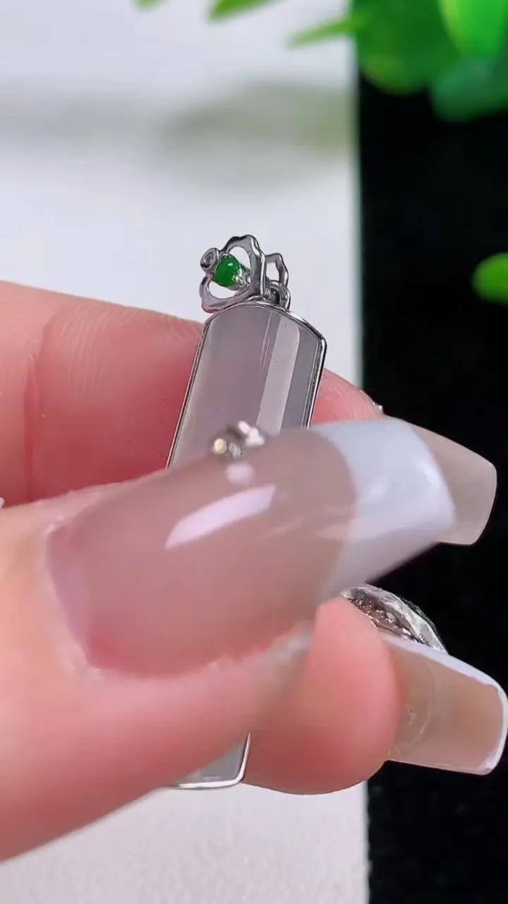 天然A货翡翠种白冰无事牌吊坠，尺寸29-9.3-4.8，重量:3.35g
12月5日