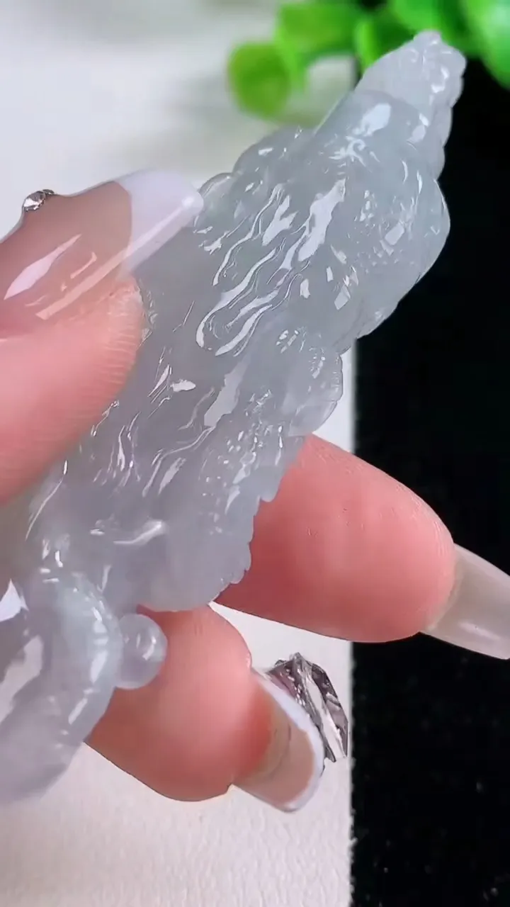 天然A货翡翠龙柱吊坠，尺寸73.6-21.5-12.2，重量:28.97g
12月5日