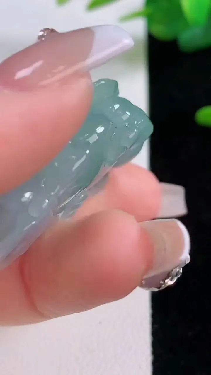 天然A货翡翠飘花貔貅吊坠，尺寸40.8-23-12.2，重量:23.17g
12月5日