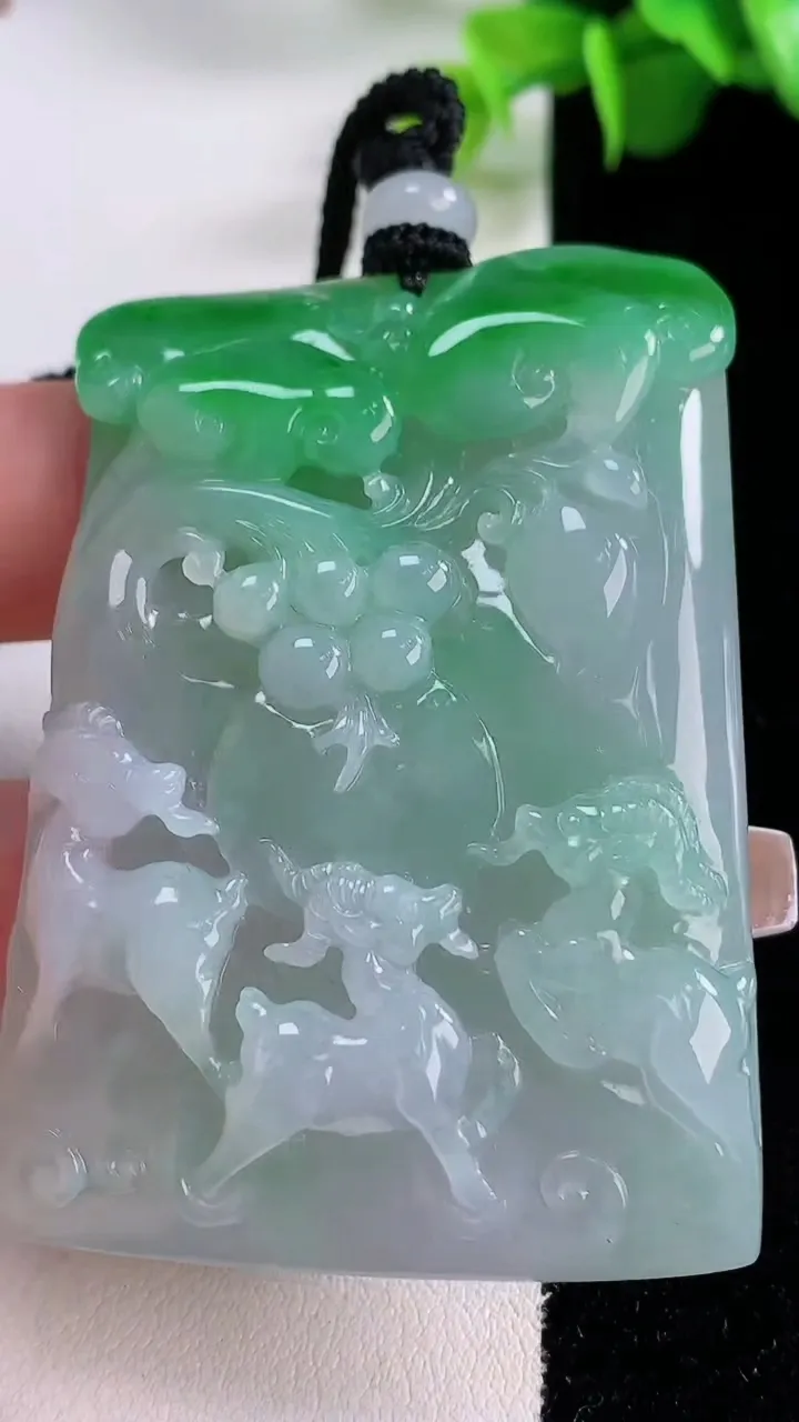 天然A货翡翠三羊开泰吊坠，尺寸59.2-41.3-8.2，重量:55.62g
12月5日