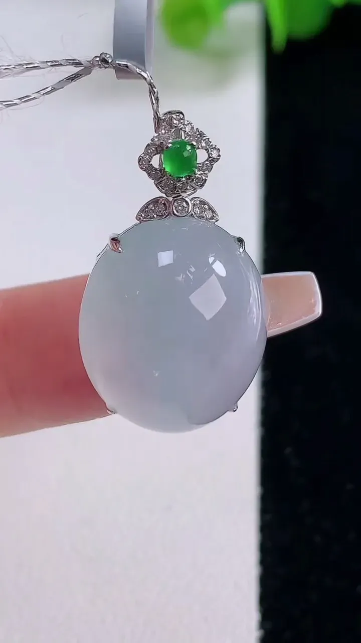 天然A货翡翠种白冰蛋面吊坠，尺寸26.2-17.8-15.5-9，重量:4.82g
12月5日