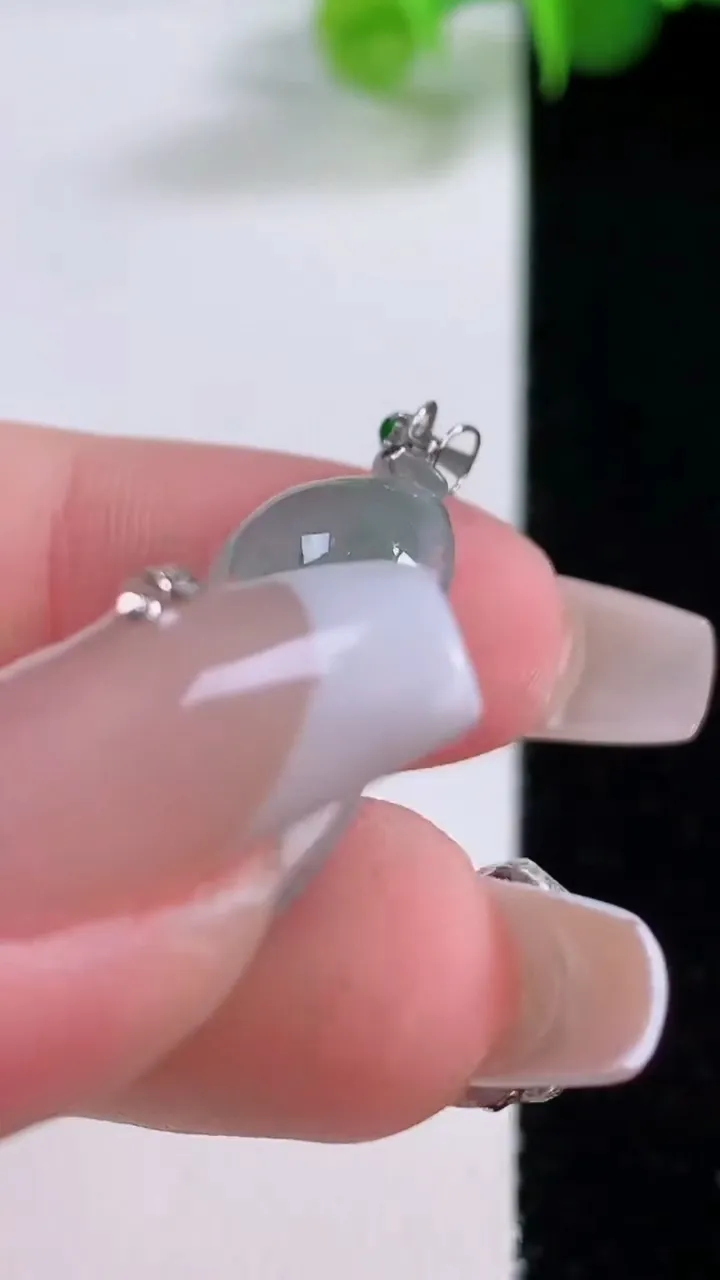 天然A货翡翠种飘花葫芦吊坠，尺寸26-16.3-6.3，重量:4.23g
12月5日