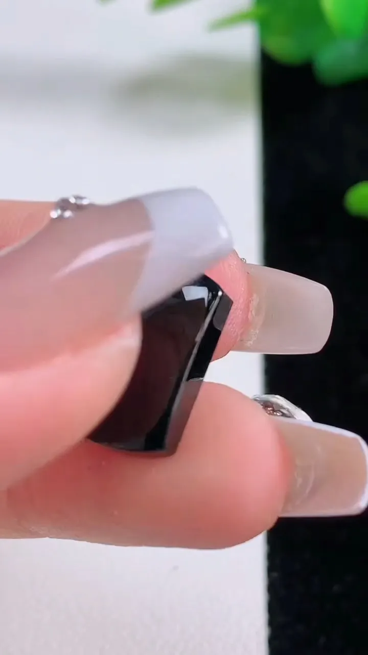 天然A货翡翠墨翠无事牌镶嵌件，尺寸15.3-10.2-3.5，重量:1.81g
12月5日