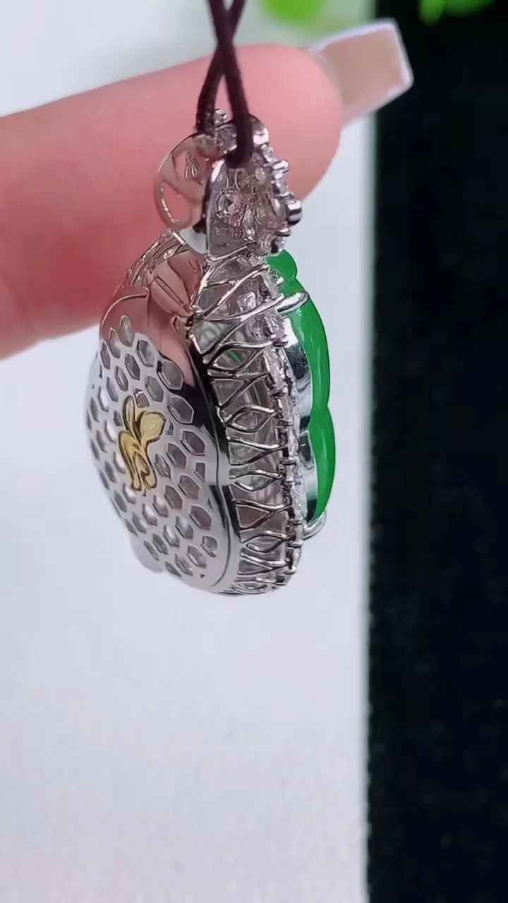 天然A货翡翠葫芦吊坠，尺寸32.5-17.7-11.8裸石19-13，重量:6.36g
12月5日