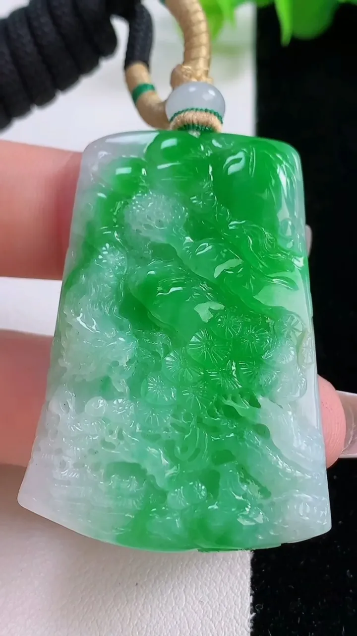 天然A货翡翠山水龙牌吊坠，尺寸47-32.5-8.3，重量:28.98g
12月5日