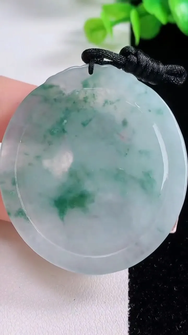 天然A货翡翠冰种飘花生肖猪吊坠，尺寸50-45-5.7，重量:22.40g
12月5日