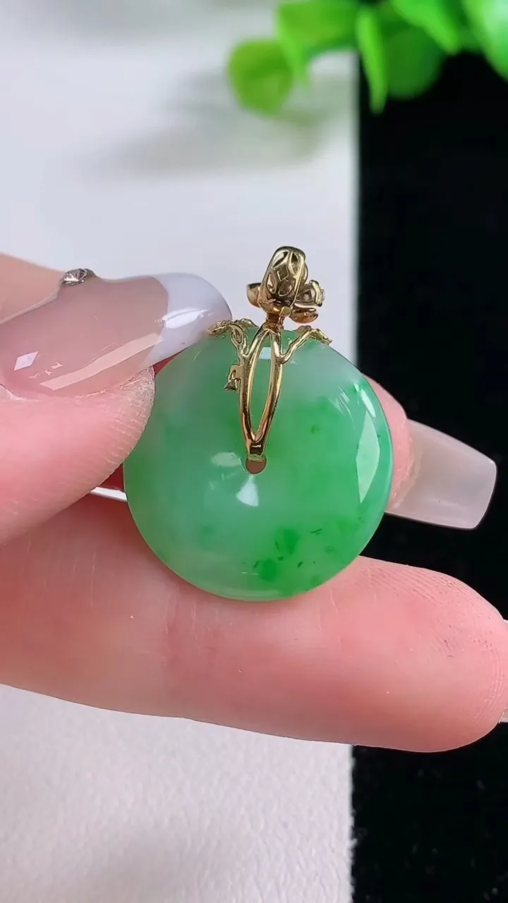 天然A货翡翠平安扣吊坠，尺寸19.5-4.7，重量:5.05g
12月5日