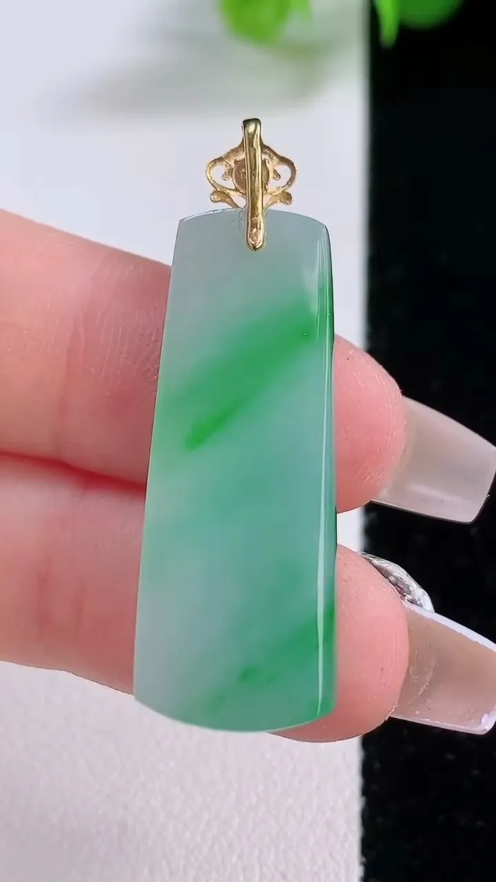 天然A货翡翠无事牌吊坠，尺寸33-12-4.2，重量:4.80g
12月5日