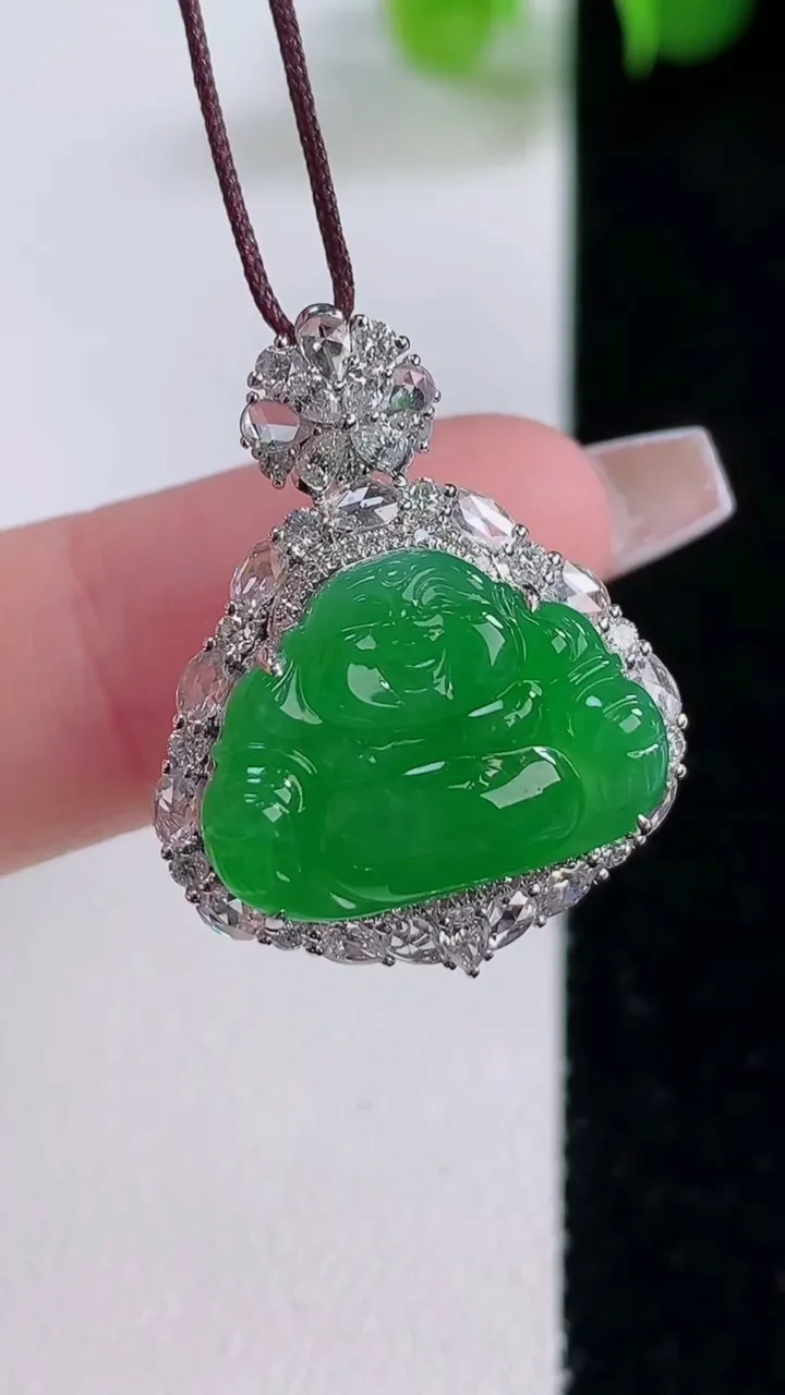 天然A货翡翠佛公吊坠，尺寸25.7-20.7-10裸石12.4-17，重量:4.76g
12月5日