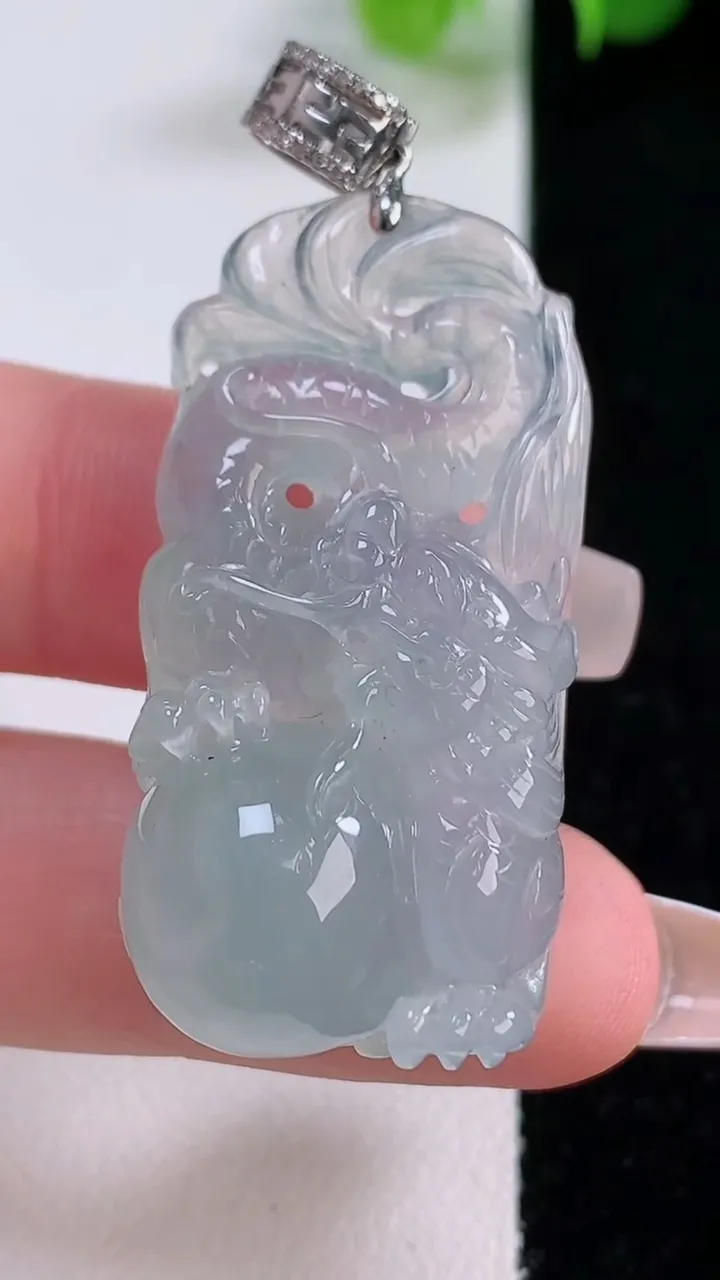天然A货翡翠种白冰龙牌吊坠，尺寸40.6-19.5-15，重量:17.03g
12月5日