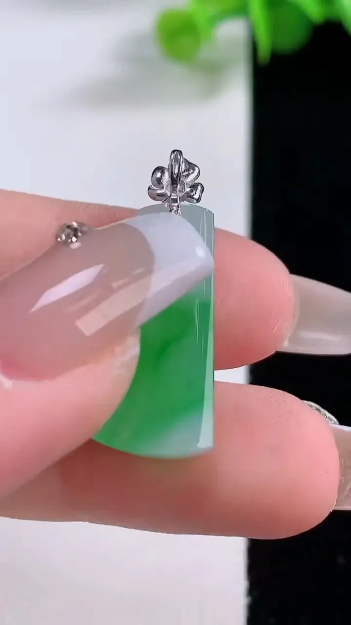 天然A货翡翠无事牌吊坠，尺寸22-10-5.6，重量:2.61g
12月5日