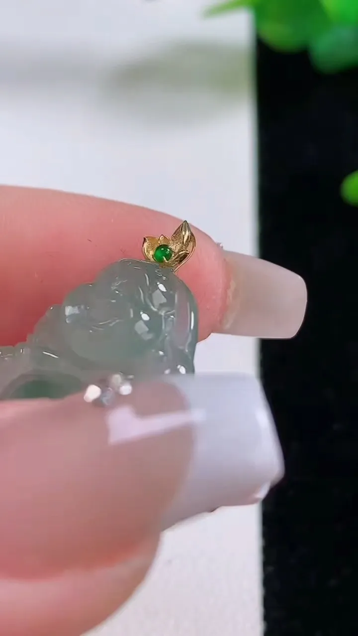 天然A货翡翠种飘佛公吊坠，尺寸21.4-22.3-5.8，重量:4.43g
12月5日