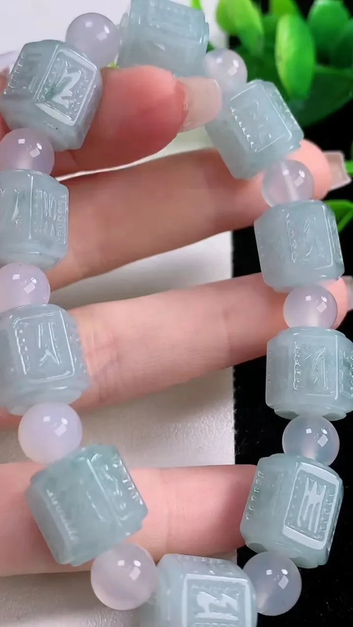 天然A货翡翠飘花路路通手串，尺寸12.8-11.8-10颗，重量:50.91g12月5日
工厂直销收藏佳品,种好水足，色泽均匀，有种有色，上手高大气！