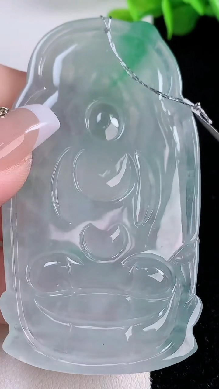 天然A货翡翠千手观音菩萨吊坠，尺寸75-40.3-5.7，重量:37.04g
12月5日