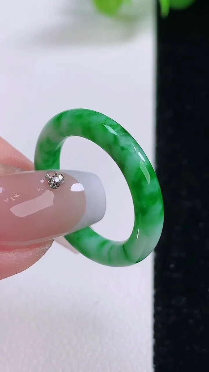 天然A货翡翠指环 戒指，尺寸17.6-3.4-3.2，重量:2.62g2025年12月5日
工厂直销收藏佳品,种好水足，色泽均匀，有种有色，上手高大气！