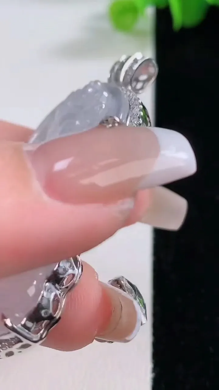 天然A货翡翠种白冰度母观音菩萨吊坠，尺寸55-43.6-29-10，重量:18.09g
12月5日