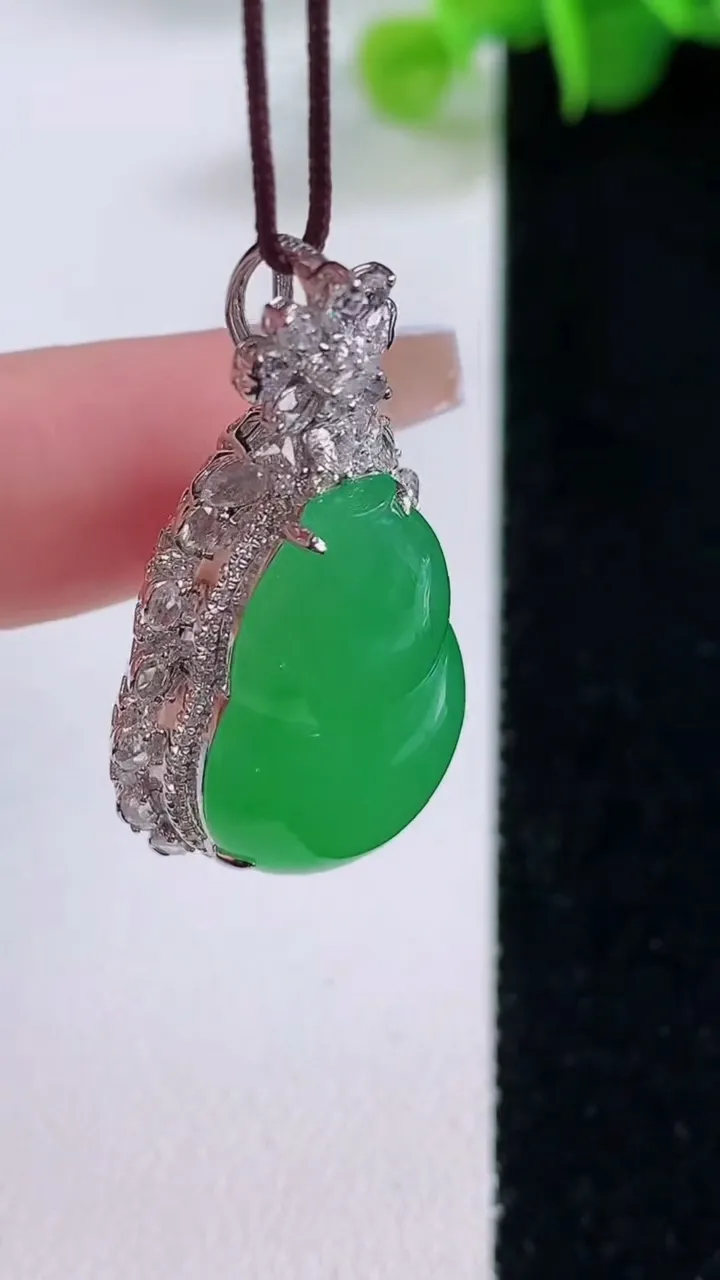天然A货翡翠葫芦吊坠，尺寸33.5-19.2-12.5裸石21-14.7，重量:7.85g
12月5日