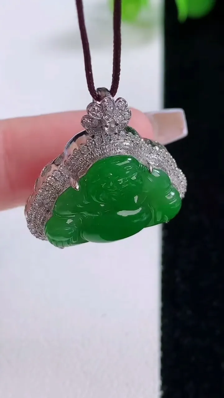 天然A货翡翠佛公吊坠，尺寸26-23.5-8.4裸石14.8-19.7，重量:5.87g
12月5日