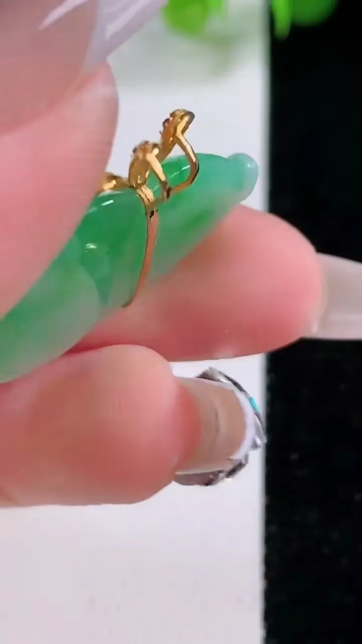 天然A货翡翠葫芦吊坠，尺寸29-19.8-5.5，重量:5.89g
12月5日