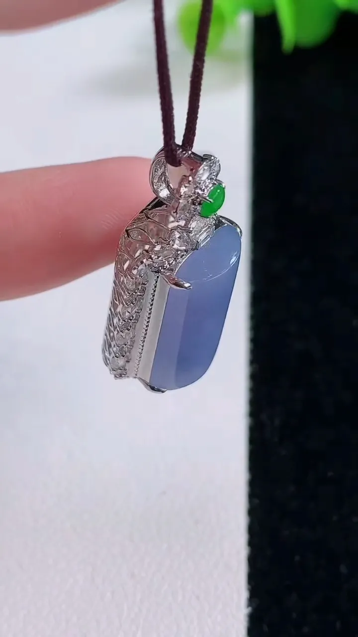 天然A货翡翠种紫罗兰无事牌吊坠，尺寸31-14.3-11裸石19-10.5，重量:5.49g
12月5日