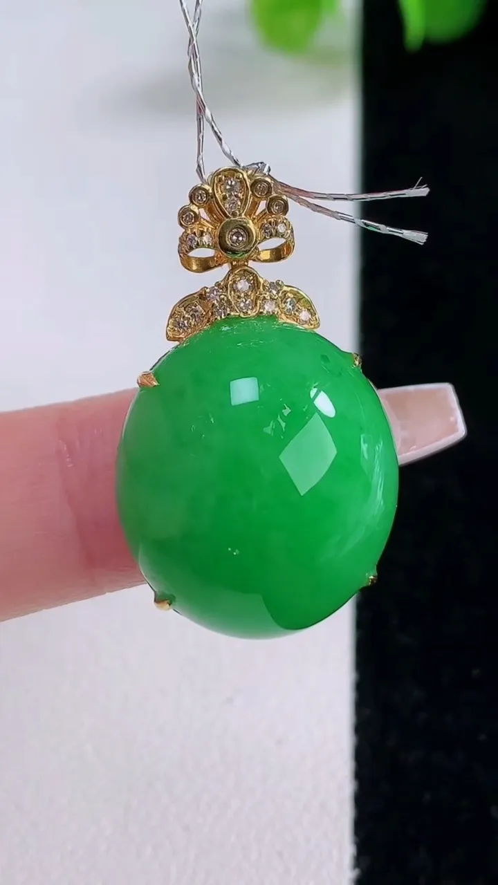 天然A货翡翠蛋面吊坠，尺寸29.3-20-17.7-11，重量:7.84g
12月5日