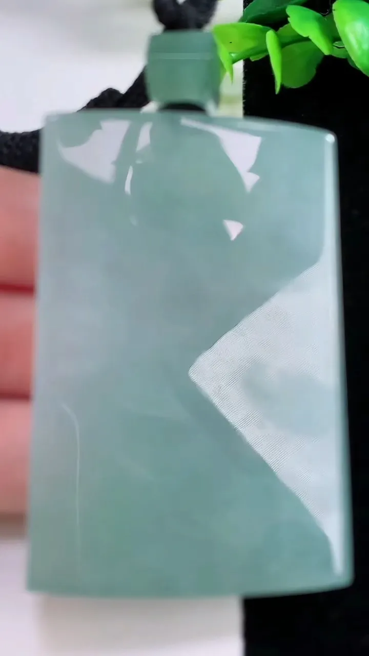 天然A货翡翠无事牌吊坠，尺寸61.8-41.2-8.7，重量:78.54g
12月5日